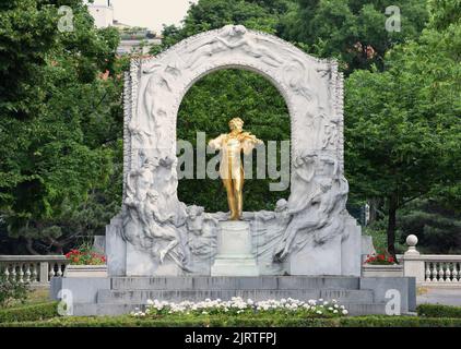 Goldene Statue von Johann Strauss im Stadtpark. Berühmte Sehenswürdigkeiten (Touristenattraktion) in Wien, Österreich Stockfoto