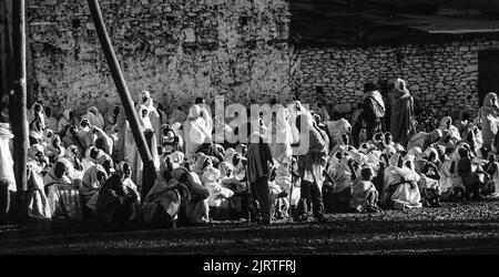 Axum, Äthiopien - 1. Juli 1998: Menschen beobachten die Zeremonie der heiligen Arche durch die Straßen in Axum, Äthiopien. Die Arche wurde im Tempel von Salomons gestohlen Stockfoto