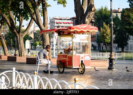 Am Morgen in Istanbul sitzt ein Simit-Verkäufer auf dem Sultanahmet-Gebiet Stockfoto