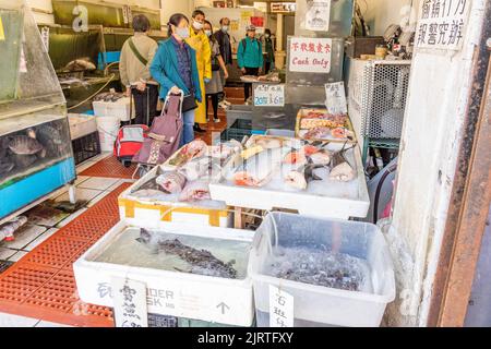 San Francisco, USA - 19. Mai 2022: Menschen gehen in einem Fischgeschäft in China-Stadt einkaufen und suchen frische Meeresfrüchte. Stockfoto