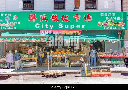 San Francisco, USA - 19. Mai 2022: In China Town gehen Menschen in einem Supermarkt mit Gemüse einkaufen. Stockfoto