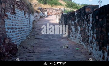 Alter Pfad, um in einer alten zerstörten Festung zu klettern. Stockfoto