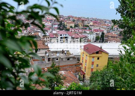 Zwei Männer auf dem Dach des Gebäudes in Trabzon, Türkei Stockfoto