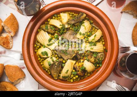 Nahaufnahme einer traditionellen, köstlichen marokkanischen Tagine mit Fleisch und Gemüse - marokkanische Küche Stockfoto