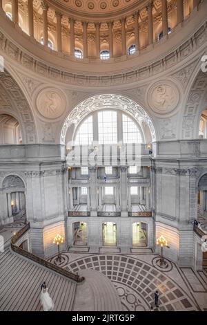 San Francisco, USA - 20. Mai 2022: Blick auf die historische Architektur im Rathaus von San Francisco, Kalifornien CA, USA. Stockfoto