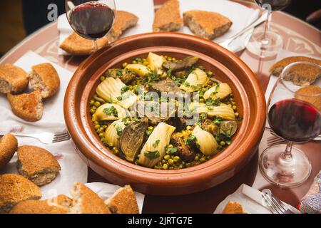 Nahaufnahme einer traditionellen, köstlichen marokkanischen Tagine mit Fleisch und Gemüse - marokkanische Küche Stockfoto