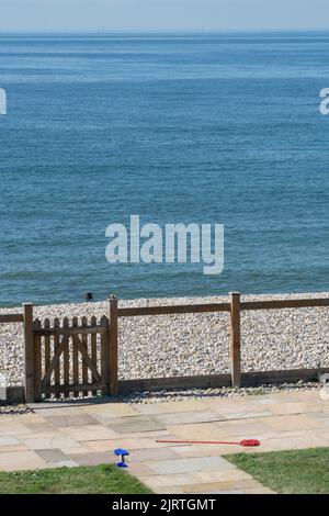 UK Wetter, East Wittering, 26. August 2022: Sonnenschein am Strand und sehr ruhiges Wasser in West Sussex machen das Feiertagswochenende im August für Familien, Sonnenanbeter, Schwimmer und Paddle-Boarder zu einem guten Tart. Die Strände von West Sussex haben nicht unter den Abwasserentladungen gelitten, die East Sussex vor kurzem hatte. Anna Watson/Alamy Live News Stockfoto