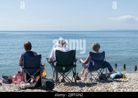 UK Wetter, East Wittering, 26. August 2022: Sonnenschein am Strand und sehr ruhiges Wasser in West Sussex machen das Feiertagswochenende im August für Familien, Sonnenanbeter, Schwimmer und Paddle-Boarder zu einem guten Tart. Die Strände von West Sussex haben nicht unter den Abwasserentladungen gelitten, die East Sussex vor kurzem hatte. Anna Watson/Alamy Live News Stockfoto