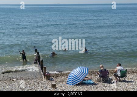 UK Wetter, East Wittering, 26. August 2022: Sonnenschein am Strand und sehr ruhiges Wasser in West Sussex machen das Feiertagswochenende im August für Familien, Sonnenanbeter, Schwimmer und Paddle-Boarder zu einem guten Tart. Die Strände von West Sussex haben nicht unter den Abwasserentladungen gelitten, die East Sussex vor kurzem hatte. Anna Watson/Alamy Live News Stockfoto