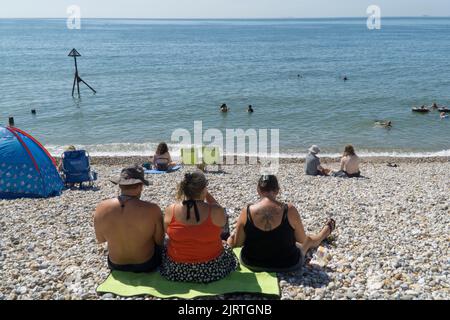 UK Wetter, East Wittering, 26. August 2022: Sonnenschein am Strand und sehr ruhiges Wasser in West Sussex machen das Feiertagswochenende im August für Familien, Sonnenanbeter, Schwimmer und Paddle-Boarder zu einem guten Tart. Die Strände von West Sussex haben nicht unter den Abwasserentladungen gelitten, die East Sussex vor kurzem hatte. Anna Watson/Alamy Live News Stockfoto