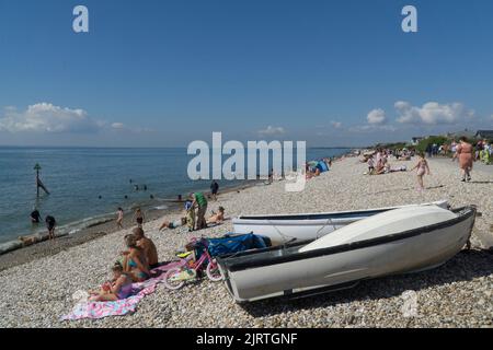 UK Wetter, East Wittering, 26. August 2022: Sonnenschein am Strand und sehr ruhiges Wasser in West Sussex machen das Feiertagswochenende im August für Familien, Sonnenanbeter, Schwimmer und Paddle-Boarder zu einem guten Tart. Die Strände von West Sussex haben nicht unter den Abwasserentladungen gelitten, die East Sussex vor kurzem hatte. Anna Watson/Alamy Live News Stockfoto