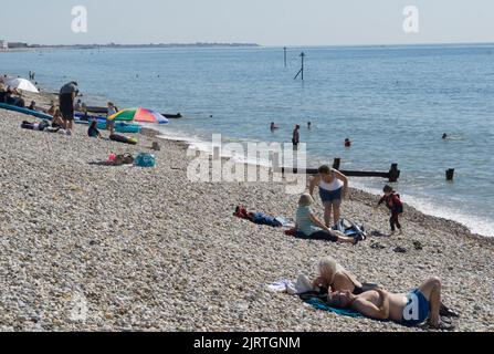 UK Wetter, East Wittering, 26. August 2022: Sonnenschein am Strand und sehr ruhiges Wasser in West Sussex machen das Feiertagswochenende im August für Familien, Sonnenanbeter, Schwimmer und Paddle-Boarder zu einem guten Tart. Die Strände von West Sussex haben nicht unter den Abwasserentladungen gelitten, die East Sussex vor kurzem hatte. Anna Watson/Alamy Live News Stockfoto