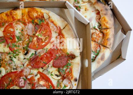 Draufsicht auf zwei Pizzas im Karton. Konzept für die Lieferung von Lebensmitteln. Stockfoto