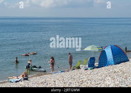 UK Wetter, East Wittering, 26. August 2022: Sonnenschein am Strand und sehr ruhiges Wasser in West Sussex machen das Feiertagswochenende im August für Familien, Sonnenanbeter, Schwimmer und Paddle-Boarder zu einem guten Tart. Die Strände von West Sussex haben nicht unter den Abwasserentladungen gelitten, die East Sussex vor kurzem hatte. Anna Watson/Alamy Live News Stockfoto