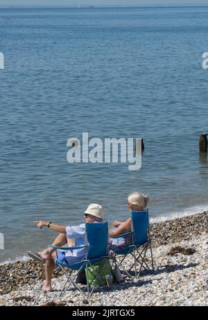 UK Wetter, East Wittering, 26. August 2022: Sonnenschein am Strand und sehr ruhiges Wasser in West Sussex machen das Feiertagswochenende im August für Familien, Sonnenanbeter, Schwimmer und Paddle-Boarder zu einem guten Tart. Die Strände von West Sussex haben nicht unter den Abwasserentladungen gelitten, die East Sussex vor kurzem hatte. Anna Watson/Alamy Live News Stockfoto