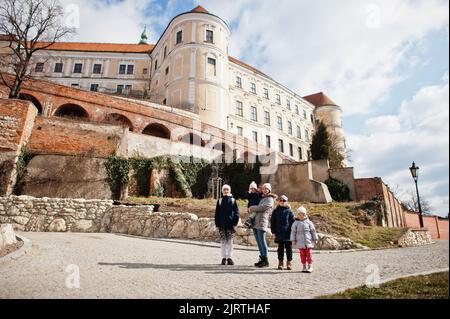 Familienspaziergängen im historischen Schloss Mikulov, Mähren, Tschechische Republik. Alte europäische Stadt. Stockfoto
