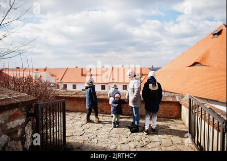 Familienspaziergängen im historischen Schloss Mikulov, Mähren, Tschechische Republik. Alte europäische Stadt. Stockfoto