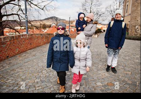 Familienspaziergängen im historischen Schloss Mikulov, Mähren, Tschechische Republik. Alte europäische Stadt. Stockfoto