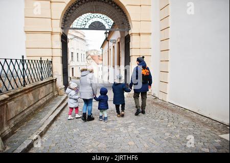 Familienspaziergängen im historischen Schloss Mikulov, Mähren, Tschechische Republik. Alte europäische Stadt. Stockfoto