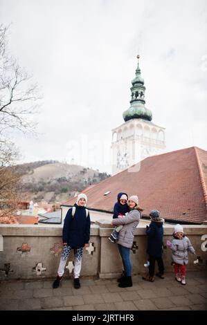 Familienspaziergängen im historischen Schloss Mikulov, Mähren, Tschechische Republik. Alte europäische Stadt. Stockfoto