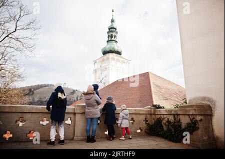 Familienspaziergängen im historischen Schloss Mikulov, Mähren, Tschechische Republik. Alte europäische Stadt. Stockfoto