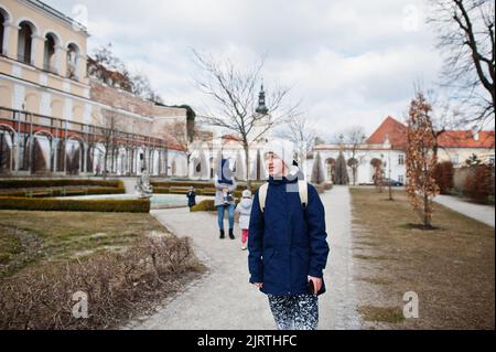 Familienspaziergängen im historischen Schloss Mikulov, Mähren, Tschechische Republik. Alte europäische Stadt. Stockfoto