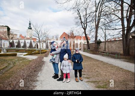 Familienspaziergängen im historischen Schloss Mikulov, Mähren, Tschechische Republik. Alte europäische Stadt. Stockfoto