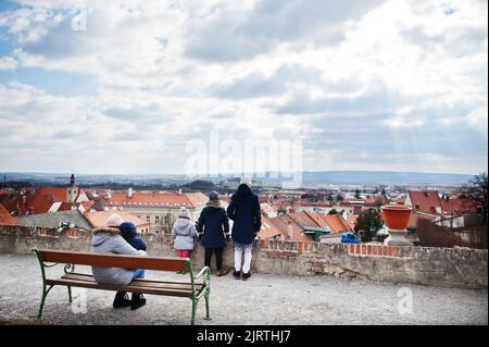 Familienspaziergängen im historischen Schloss Mikulov, Mähren, Tschechische Republik. Alte europäische Stadt. Stockfoto