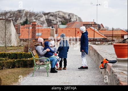 Familienspaziergängen im historischen Schloss Mikulov, Mähren, Tschechische Republik. Alte europäische Stadt. Stockfoto