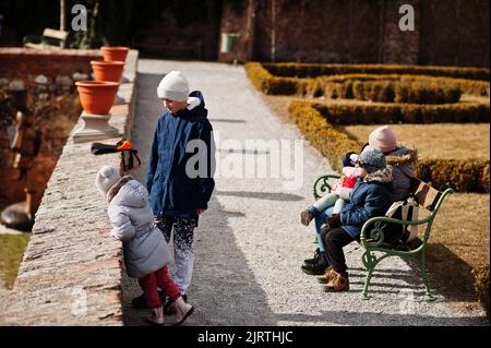 Familienspaziergängen im historischen Schloss Mikulov, Mähren, Tschechische Republik. Alte europäische Stadt. Stockfoto