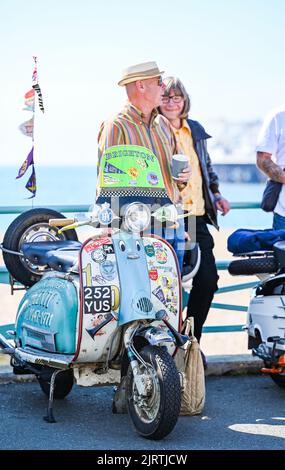 Brighton UK 26. August 2022 - Mods kommen an einem schönen sonnigen Tag nach Brighton, um an ihrem jährlichen Mod Weekender Event teilzunehmen, das an diesem kommenden Feiertagswochenende im August stattfindet : Credit Simon Dack / Alamy Live News Stockfoto