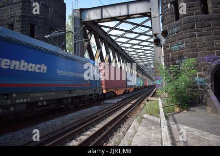 Güterzug, der über die alte Eisenbahnbrücke bei Urmitz und Engers fährt Stockfoto