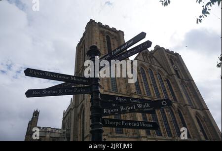 Wegweiser vor der Kathedrale Stockfoto