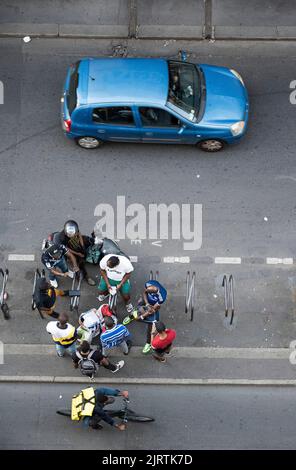 Paris (Frankreich):Treffen der Entbindung Männer, Entbindung Frauen auf einem Bürgersteig. Junge Leute in einer Straße von oben und Auto Stockfoto