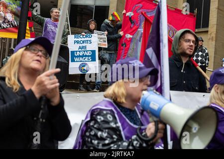 Glasgow, Großbritannien, 26. August 2022. Massenkundgebung und Lohnprotest von Gewerkschaftsmitgliedern, darunter Mitglieder von GMB, Eis, RMT und mehr, zur Unterstützung streikender Arbeiter in vielen Gewerken in Glasgow, Schottland, am 26. August 2022. Foto: Jeremy Sutton-Hibbert/ Alamy Live News. Stockfoto