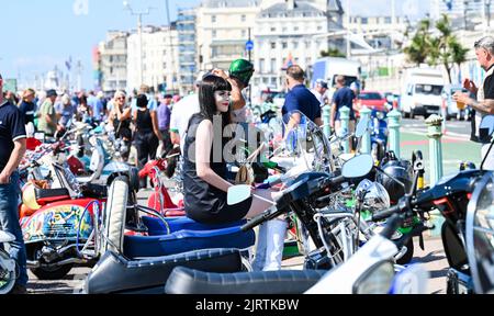 Brighton UK 26. August 2022 - Mods kommen an einem schönen sonnigen Tag nach Brighton, um an ihrem jährlichen Mod Weekender Event teilzunehmen, das an diesem kommenden Feiertagswochenende im August stattfindet : Credit Simon Dack / Alamy Live News Stockfoto