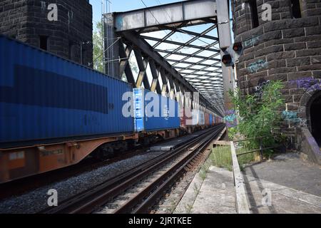 Güterzug, der über die alte Eisenbahnbrücke bei Urmitz und Engers fährt Stockfoto
