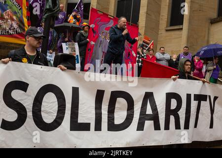 Glasgow, Großbritannien, 26. August 2022. Massenkundgebung und Lohnprotest von Gewerkschaftsmitgliedern, darunter Mitglieder von GMB, Eis, RMT und mehr, zur Unterstützung streikender Arbeiter in vielen Gewerken in Glasgow, Schottland, am 26. August 2022. Foto: Jeremy Sutton-Hibbert/ Alamy Live News. Stockfoto