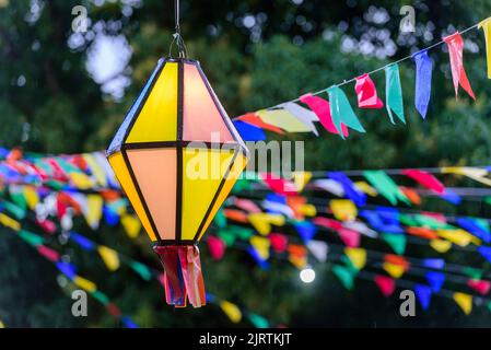 Bunte Fahnen und dekorativer Ballon für die St. John Party, die im Juni im Nordosten Brasiliens stattfindet. Stockfoto