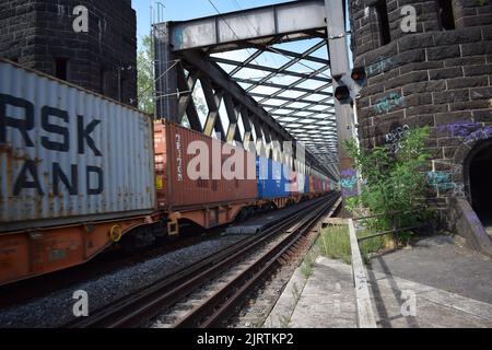 Güterzug, der über die alte Eisenbahnbrücke bei Urmitz und Engers fährt Stockfoto