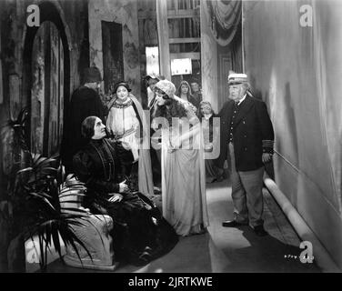 EMILY FITZROY LAURA LA PLANTE und OTIS HARLAN im SHOWBOOT 1929 Regisseur HARRY A. POLLARD Roman Edna Ferber Stummfilm mit Gesangs- und Sprechsequenzen Musik Jerome Kern Texte Oscar Hammerstein II A Carl Laemmle Super Production Universal Pictures Stockfoto