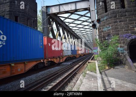 Güterzug, der über die alte Eisenbahnbrücke bei Urmitz und Engers fährt Stockfoto