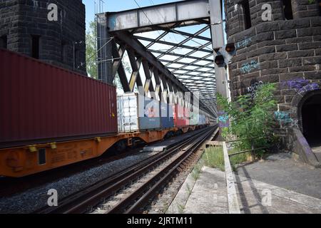 Güterzug, der über die alte Eisenbahnbrücke bei Urmitz und Engers fährt Stockfoto