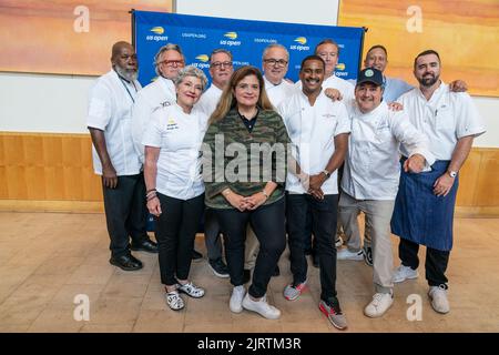 New York, Usa. 25. August 2022. Starköche besuchen die Medienvorschau der US Open Food-Verkostung 2022 im Restaurant Aces im Arthur Ashe Stadium. Erste Reihe: Jennifer Cox, Alex Guarnaschelli, JJ Johnson, Josh Capon. Zweite Reihe: AM, David Burke, Jim Abbey, Ed Brown, Michael White, Pat LaFrieda, CH (Foto von Lev Radin/Pacific Press) Quelle: Pacific Press Media Production Corp./Alamy Live News Stockfoto
