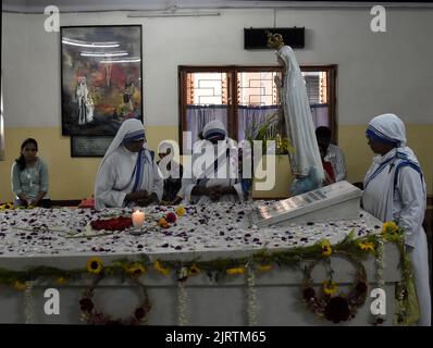 Kalkutta, Indien. 26. August 2022. Kolkata Sister's Pray das Grab von Mutter Teresa anlässlich ihres Geburtstages am 26.. August 2022. (Foto: Sandip Saha/Pacific Press) Quelle: Pacific Press Media Production Corp./Alamy Live News Stockfoto