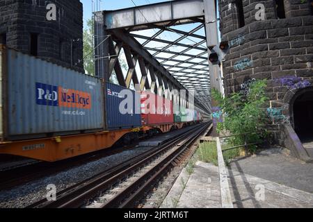 Güterzug, der über die alte Eisenbahnbrücke bei Urmitz und Engers fährt Stockfoto