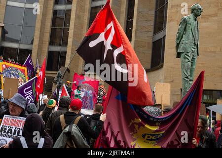 Glasgow, Großbritannien, 26. August 2022. Massenkundgebung und Lohnprotest von Gewerkschaftsmitgliedern, darunter Mitglieder von GMB, Eis, RMT und mehr, zur Unterstützung streikender Arbeiter in vielen Gewerken vor einer Statue des ehemaligen Ersten Ministers von Schottland und des Labour-Politikers Donald Dewar, in Glasgow, Schottland, 26. August 2022. Foto: Jeremy Sutton-Hibbert/ Alamy Live News. Stockfoto