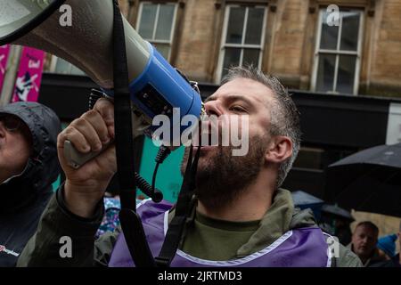 Glasgow, Großbritannien, 26. August 2022. Massenkundgebung und Lohnprotest von Gewerkschaftsmitgliedern, darunter Mitglieder von GMB, Eis, RMT und mehr, zur Unterstützung streikender Arbeiter in vielen Gewerken in Glasgow, Schottland, am 26. August 2022. Foto: Jeremy Sutton-Hibbert/ Alamy Live News. Stockfoto