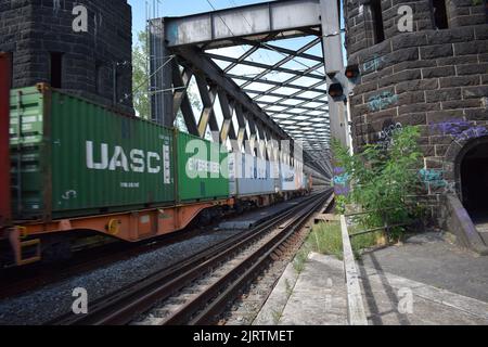 Güterzug, der über die alte Eisenbahnbrücke bei Urmitz und Engers fährt Stockfoto
