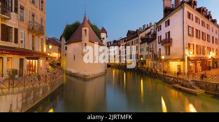ANNECY, FRANKREICH - 11. JULI 2022: Die Altstadt in der Abenddämmerung. Stockfoto